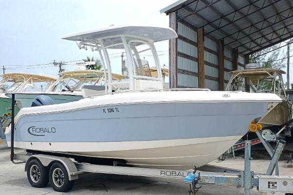 2023 Robalo R222 Center Console