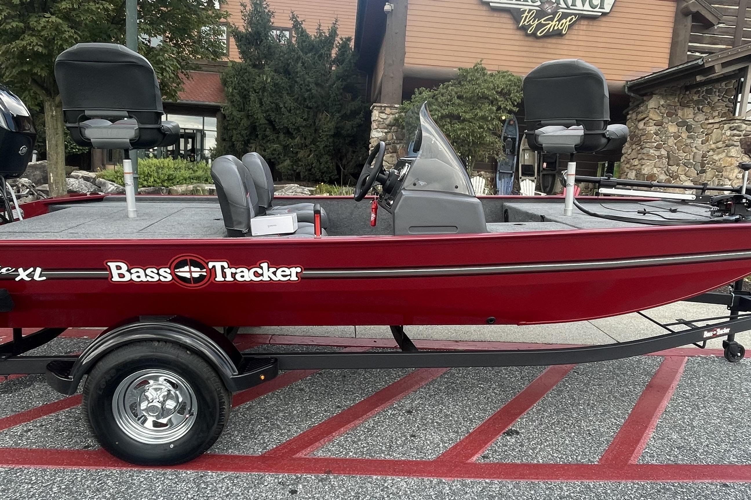 Tracker Bass Tracker Classic XL 2026 Tracker Bass Tracker Classic XL boat in red, parked outside a shop.