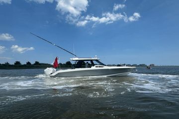 2025 Boston Whaler 350 Realm
