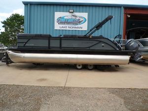 Godfrey Sweetwater 2286 SFL 27" iMPACT Center Tube Package 2025 Godfrey Sweetwater 2286 SFL pontoon boat at Lake Norman dealership.