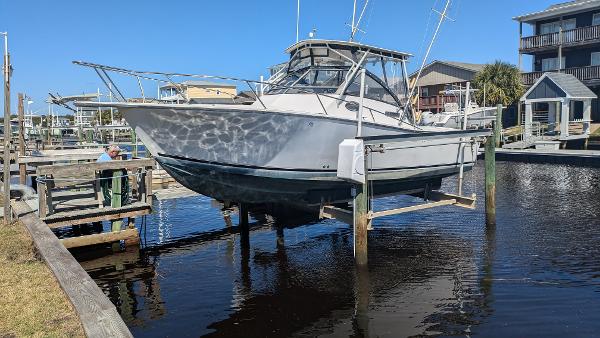 Albemarle 275 Express 1996 Albemarle 275 Express boat docked at a marina, elevated above water.