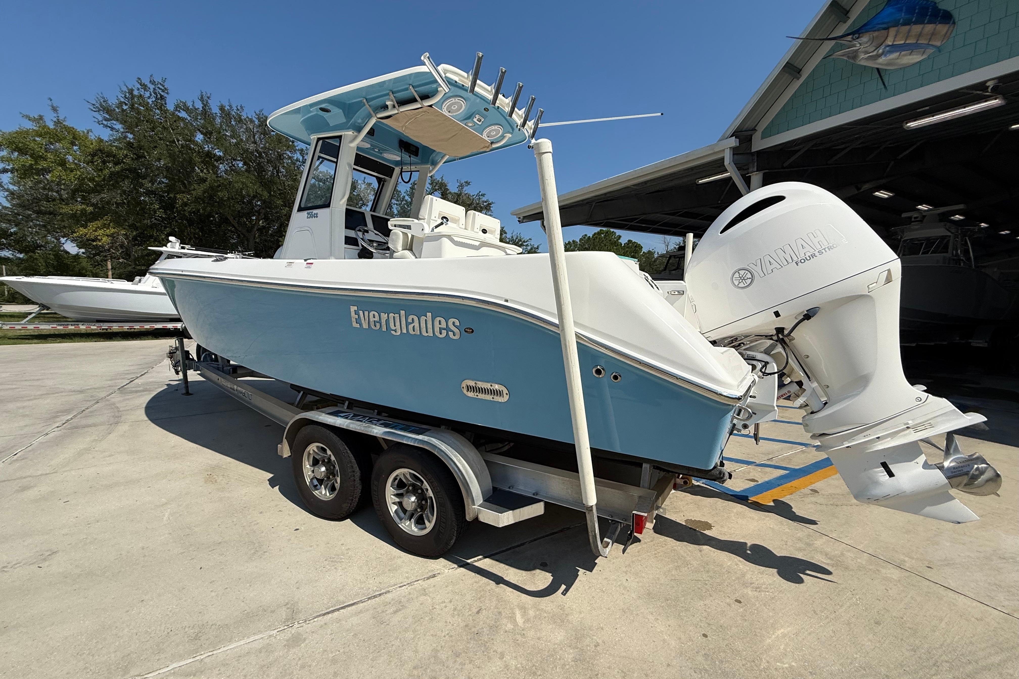2016 Everglades 255 Center Console