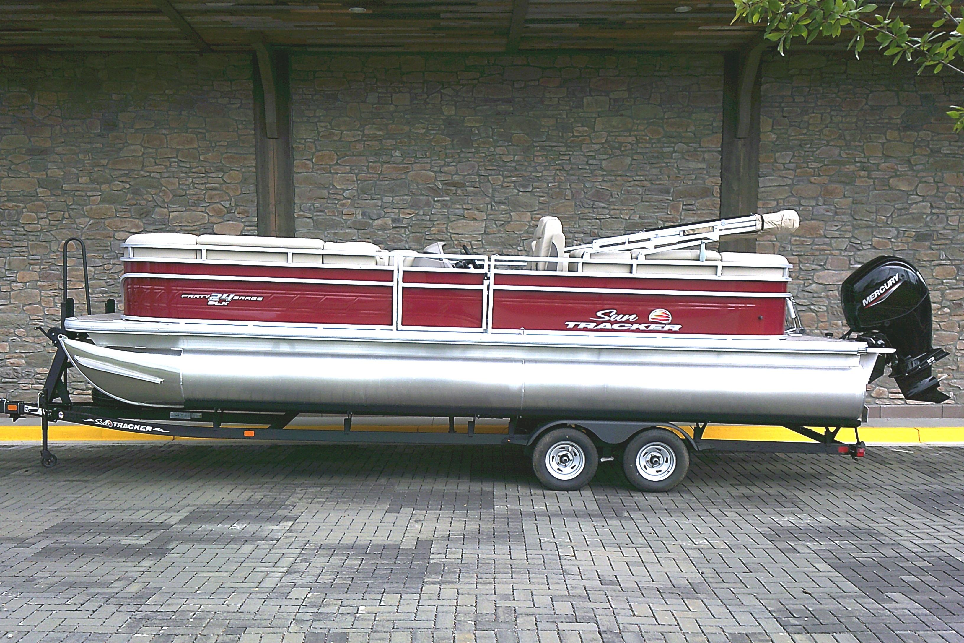 2025 Sun Tracker Party Barge 24 DLX