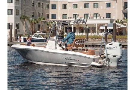 Pioneer ISLANDER 202 2026 Pioneer ISLANDER 202 boat on water near buildings, featuring Suzuki outboard motor.