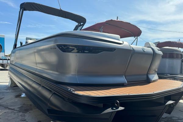 Manitou 26' Explore Navigator 2025 Manitou 26' Explore Navigator pontoon boat with sleek design and modern features.