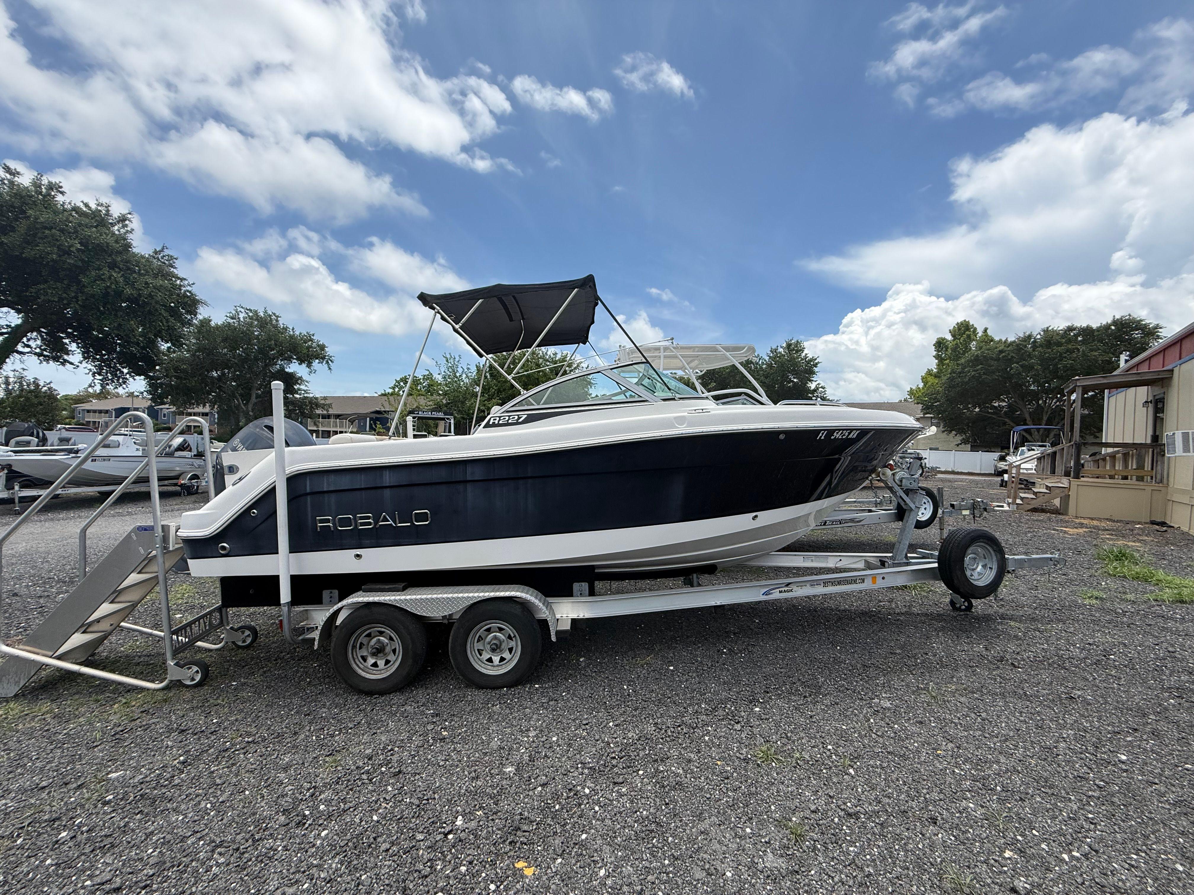 2017 Robalo R227 Dual Console