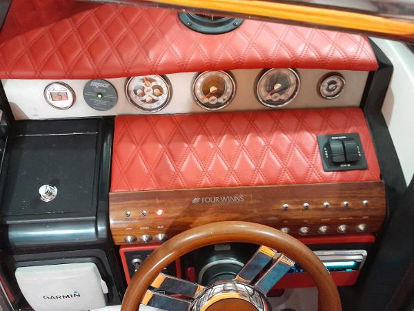 2012 Four Winns SL262
