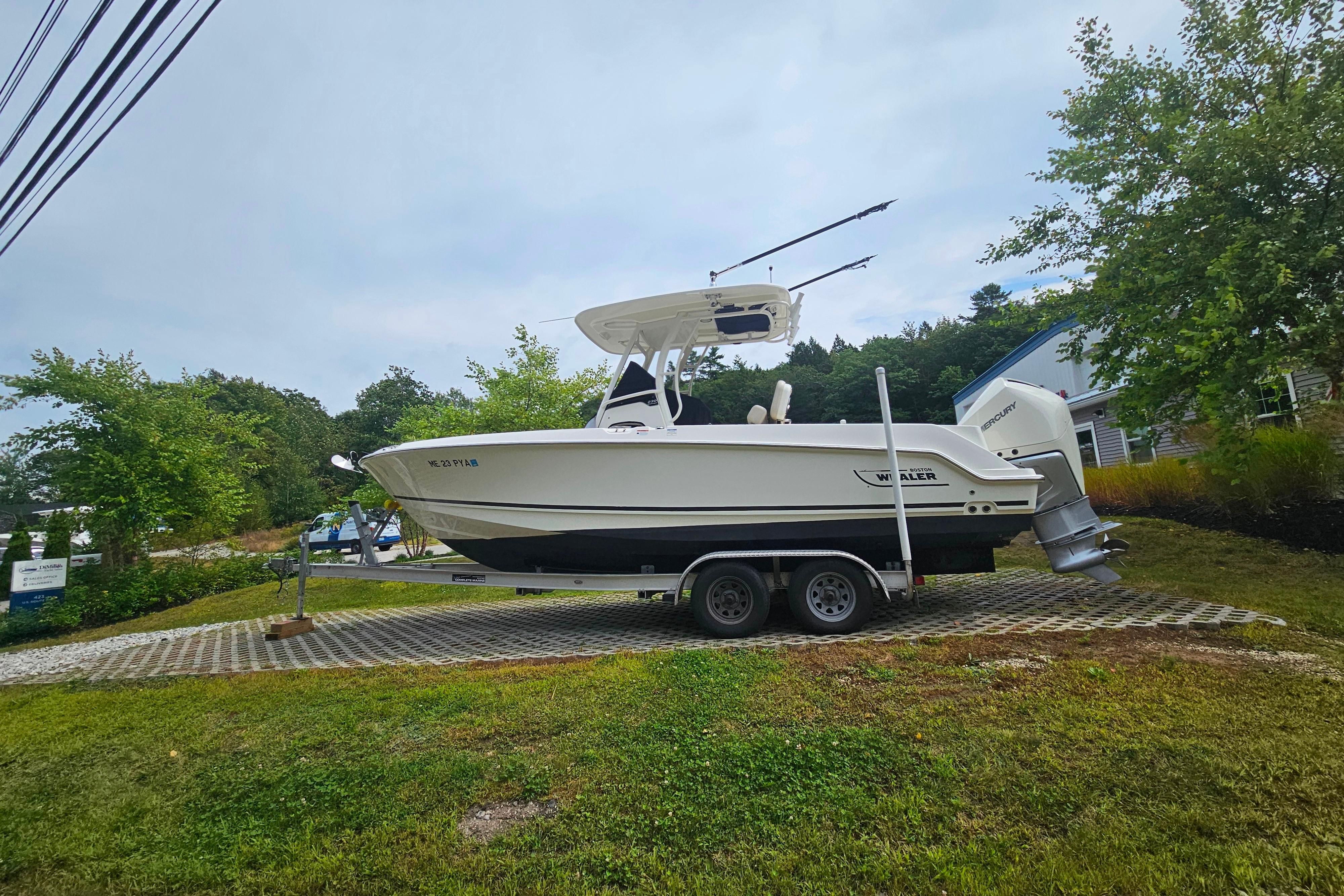 2019 Boston Whaler 230 Outrage