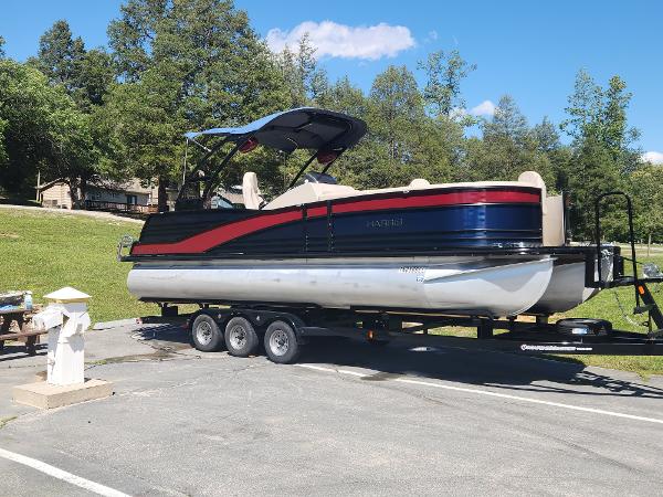 Harris Grand Mariner SEL 250 2016 Harris Grand Mariner SEL 250 pontoon boat on trailer, parked outdoors.