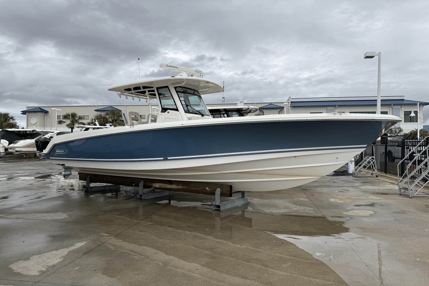 2018 Boston Whaler 330 Outrage