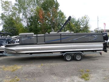 2023 Angler Qwest 8526 Family Fish Pro