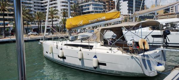 2018 Dufour 390