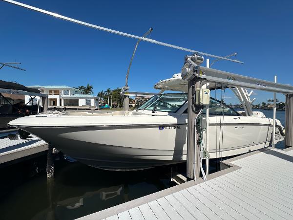 2018 Boston Whaler 320 Vantage