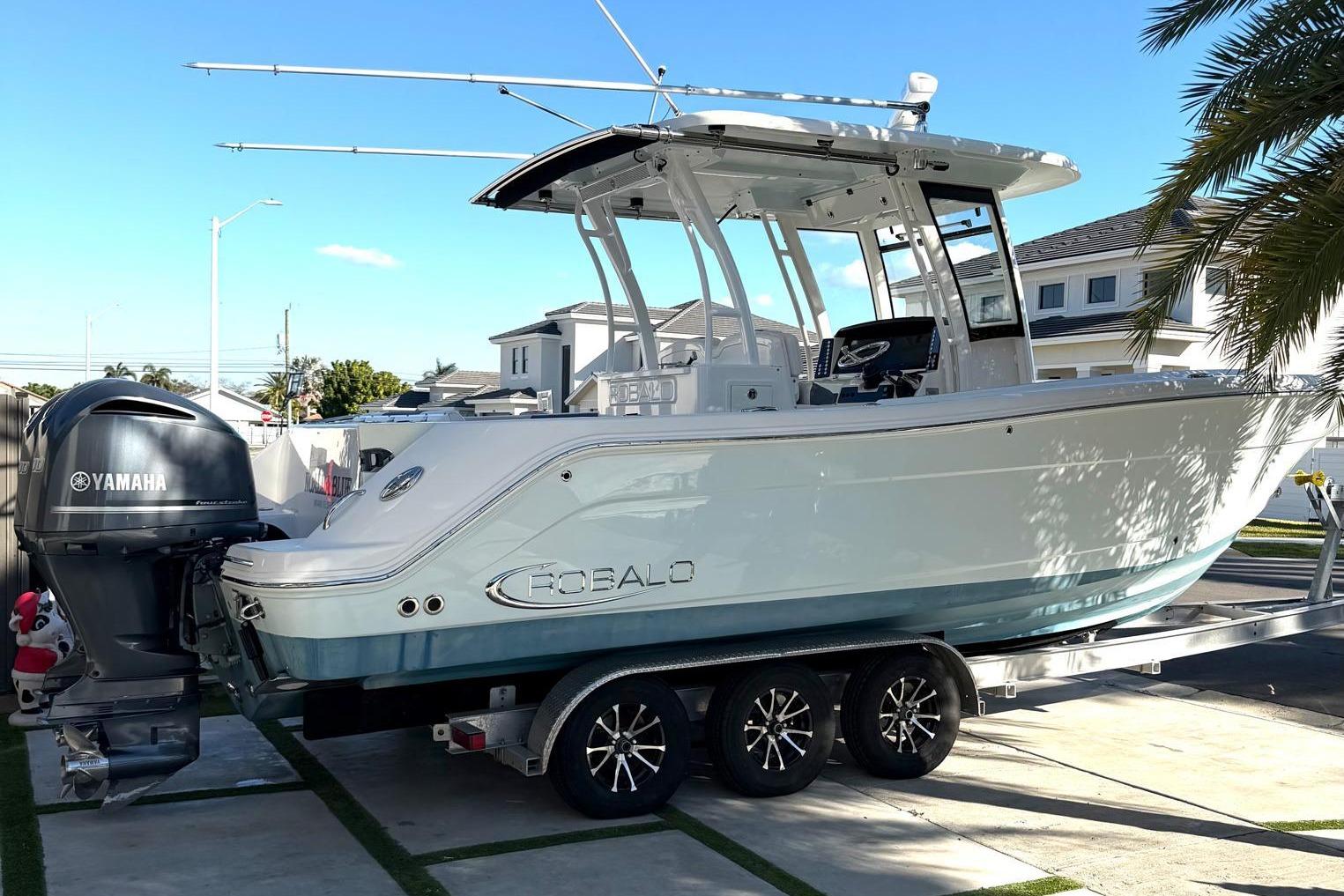 2017 Robalo R302 Center Console