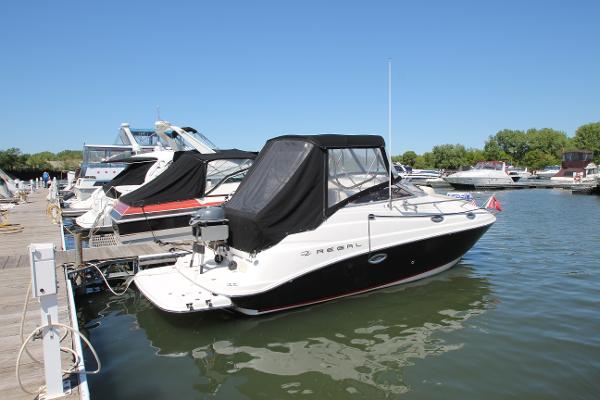 Regal 2665 Commodore 2004 Regal 2665 Commodore boat docked at marina on a sunny day.
