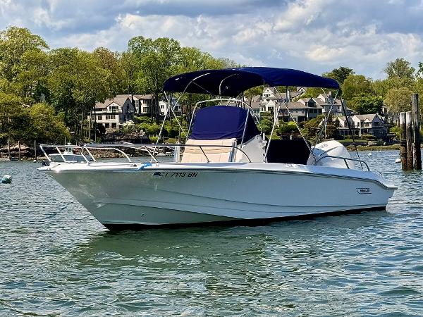 Boston Whaler 220 Dauntless 2022 Boston Whaler 220 Dauntless boat on water with scenic background.
