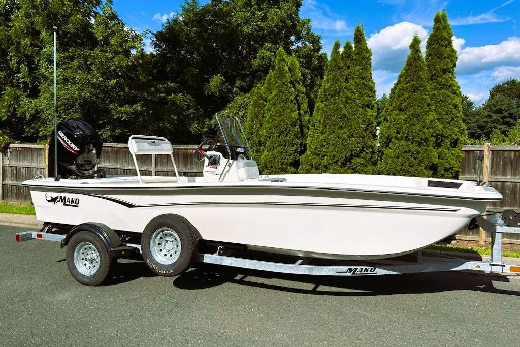 Mako Pro Skiff 17 CC 2026 Mako Pro Skiff 17 CC boat on trailer, parked outdoors.