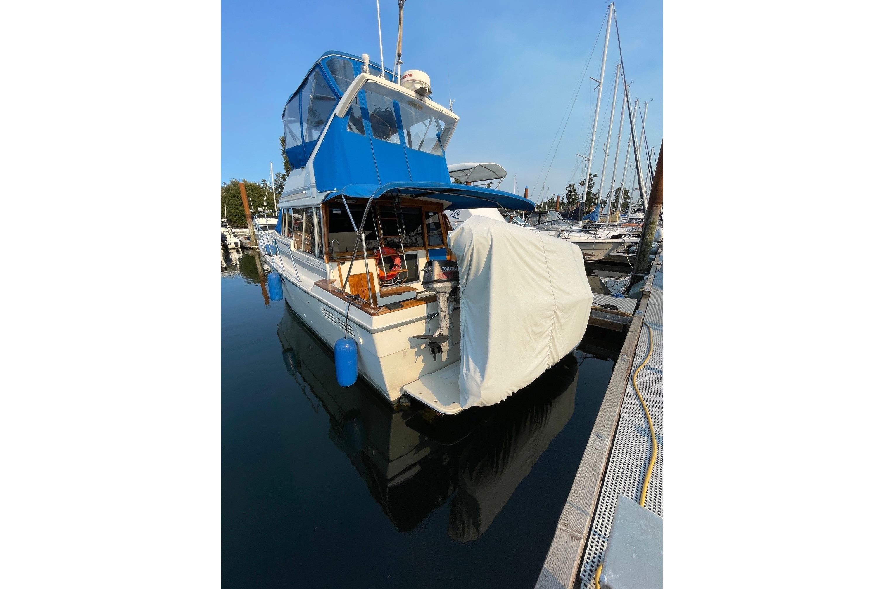 Bayliner 3218 Motoryacht 1989 Bayliner 3218 Motoryacht docked at marina, blue canopy, covered equipment.