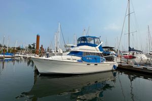 Bayliner 3218 Motoryacht 1989 Bayliner 3218 Motoryacht docked in a marina, surrounded by sailboats.