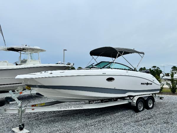 2025 NauticStar 243 DC Deck