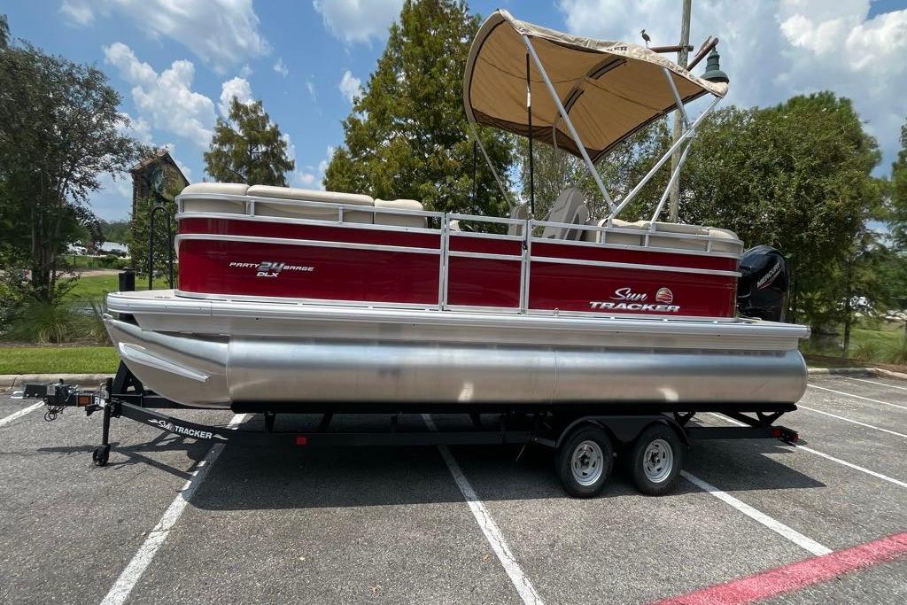 2025 Sun Tracker Party Barge 24 DLX
