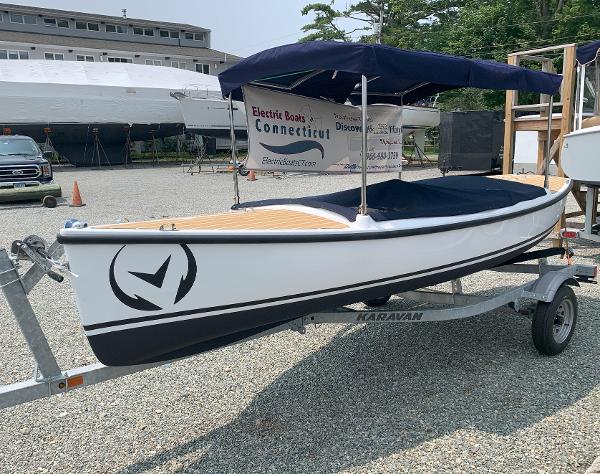 Vision Marine Technologies Quietude 156 2023 Vision Marine Technologies Quietude 156 electric boat on a trailer.
