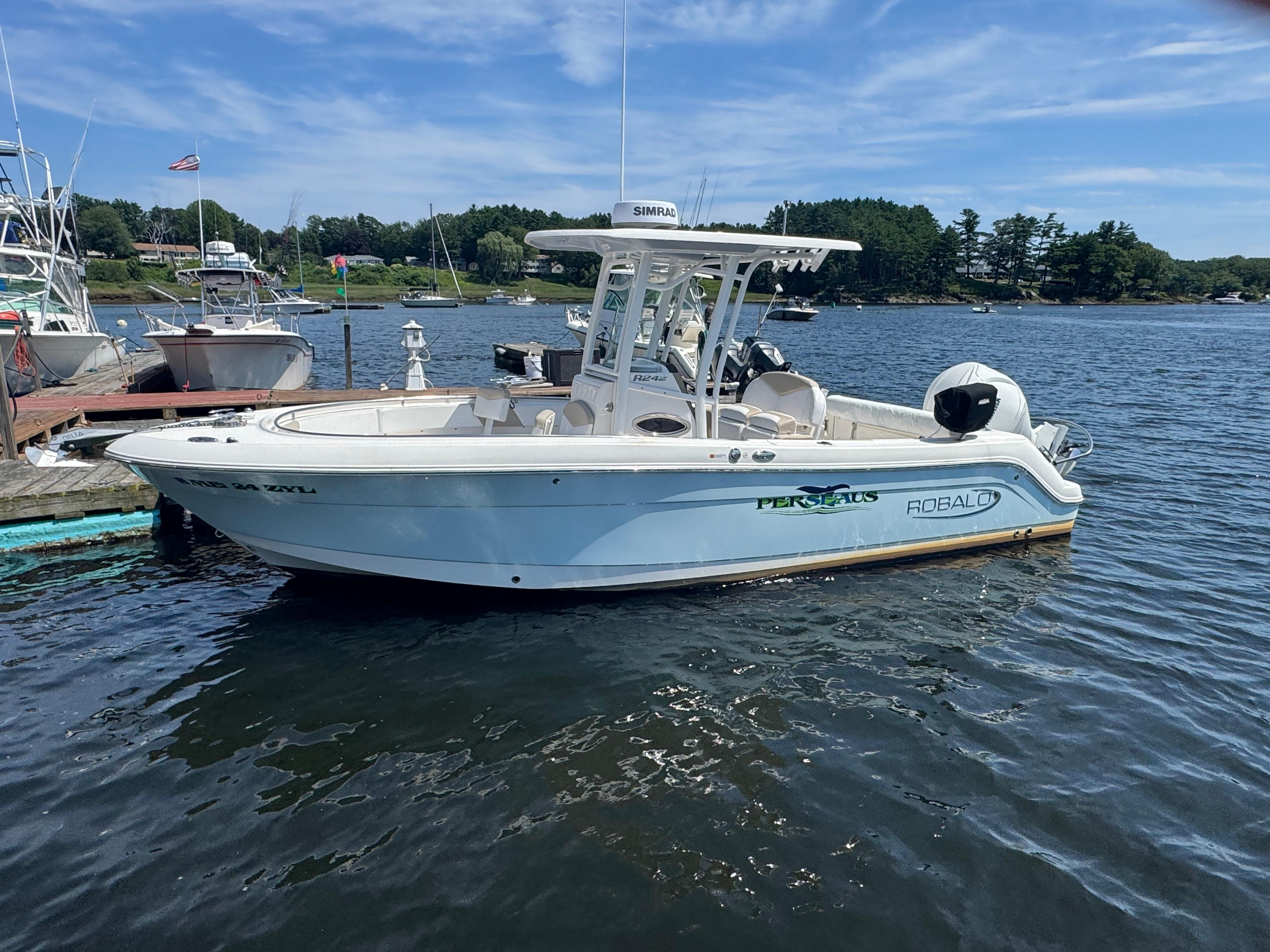 2021 Robalo 2420 Center Console
