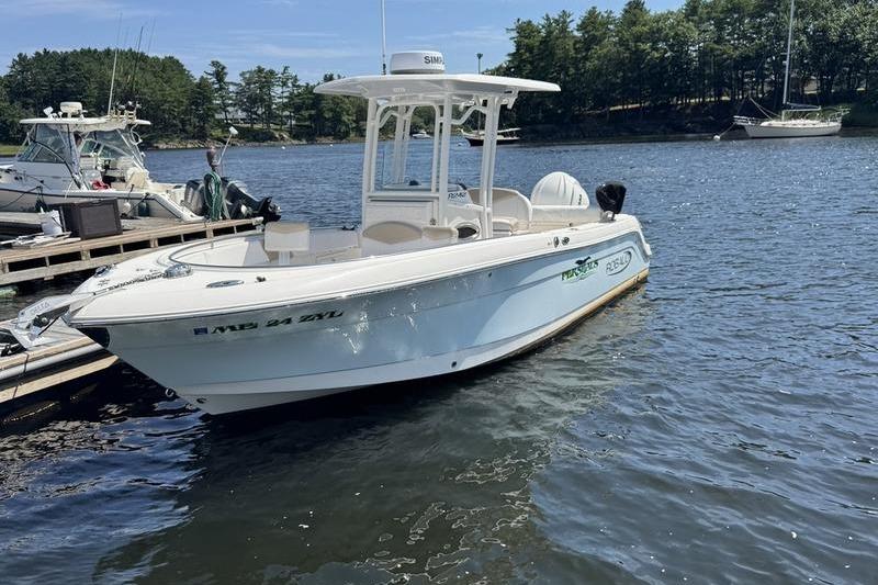 2021 Robalo R242 Center Console