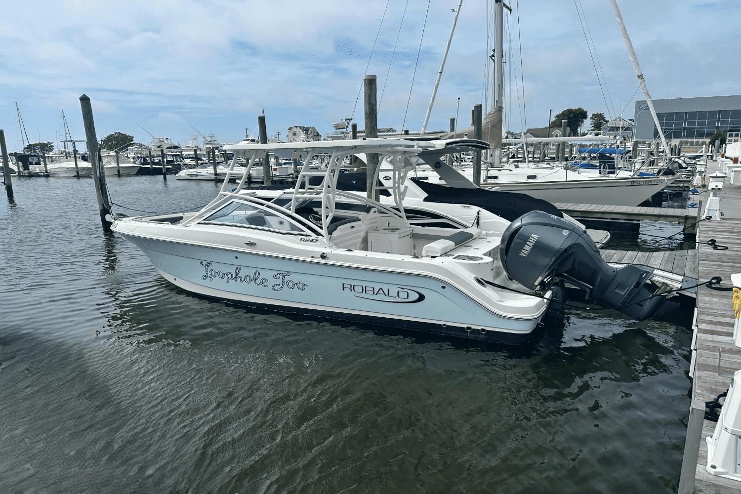 Robalo R247 Dual Console