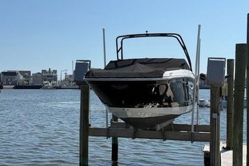 2016 Sea Ray 270 Sundeck Outboard