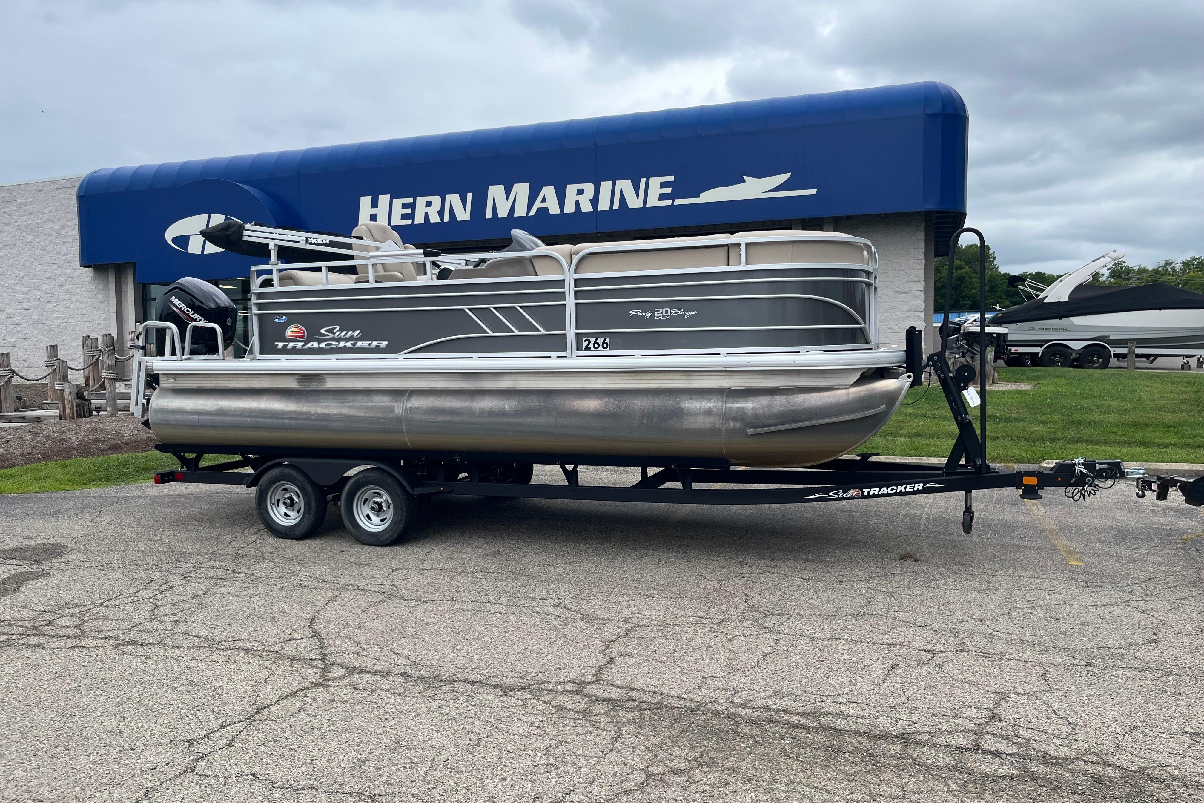 2022 Sun Tracker Party Barge 20 DLX