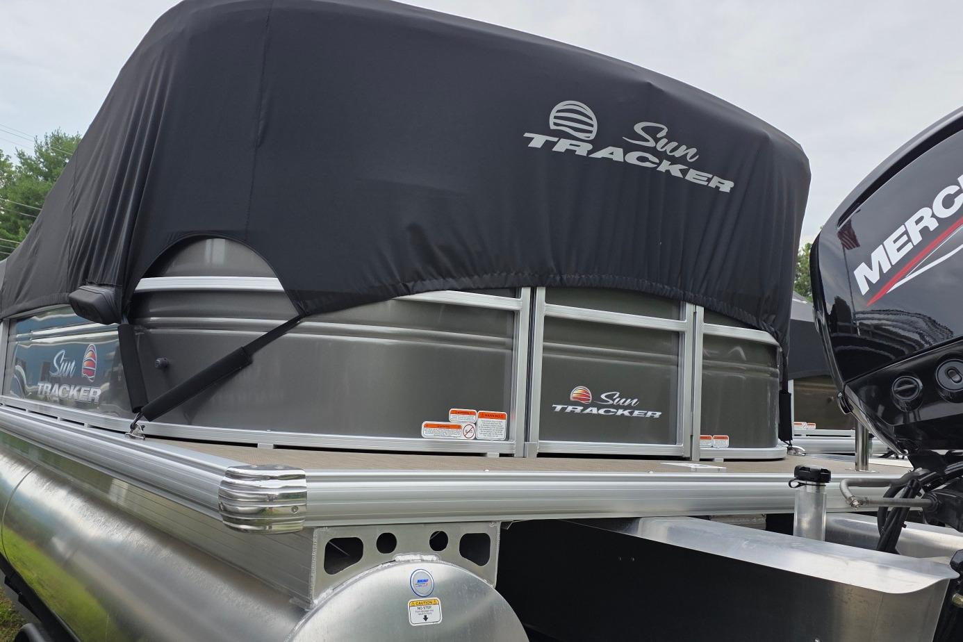 2025 Sun Tracker PB 22 DLX