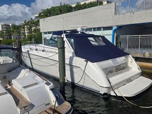 Sea Ray 500 Sundancer 1998 Sea Ray 500 Sundancer yacht docked at marina with blue canopy.