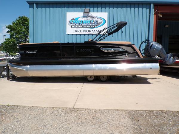 2025 Godfrey AquaPatio 235 SBC iMPACT Package (29 in. Center Tube)