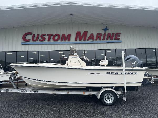 Sea Hunt 202 Triton 2003 Sea Hunt 202 TRITON boat on trailer at Custom Marine dealership.