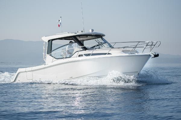 2022 Boston Whaler 325 Conquest