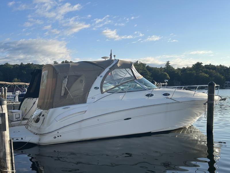 Sea Ray 300 Sundancer 2007 Sea Ray 300 Sundancer boat docked on a sunny day.