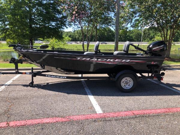 Tracker Super Guide V-16 T 2025 Tracker Super Guide V-16 T boat parked outdoors on a sunny day.