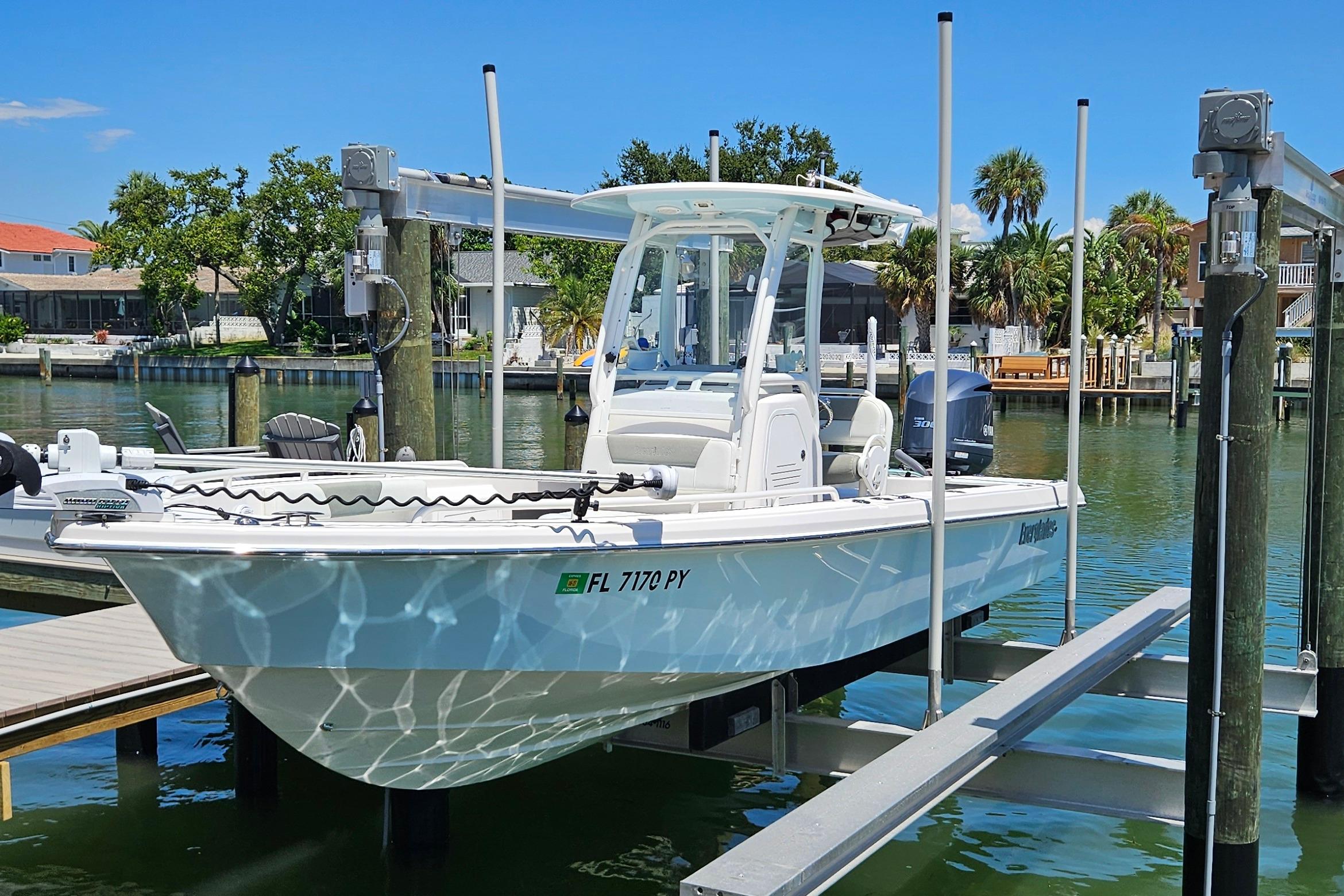 2014 Everglades 243 Center Console