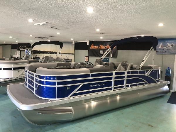 Bennington 22 SSR SPS 2025 Bennington 22 SSR SPS pontoon boat in showroom, featuring sleek blue design.