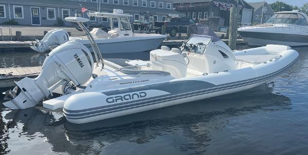 Grand Goldenline 850 2024 Grand Goldenline 850 boat docked with Yamaha engine.