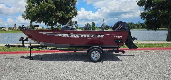 Tracker Pro Guide V-16 SC 2025 Tracker Pro Guide V-16 SC boat on trailer by a lake.