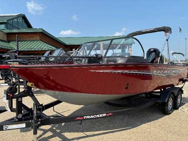 Tracker Targa V-18 WT 2024 Tracker Targa V-18 WT boat in red on trailer, outdoor display.