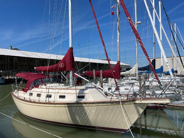 Island Packet 32 1992 Island Packet 32 sailboat docked in marina with red sails.