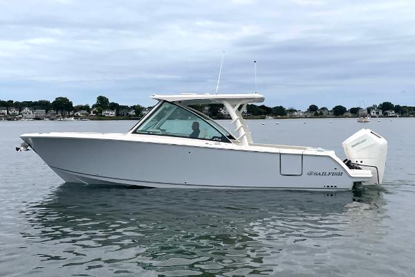 Sailfish 316 DC 2025 Sailfish 316 DC boat on calm water, side view.