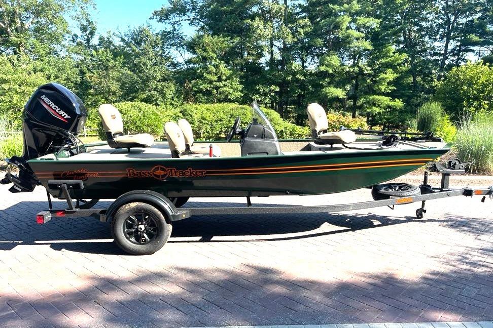 Tracker Bass Tracker Classic Limited 2026 Tracker Bass Tracker Classic Limited boat on trailer, parked outdoors.