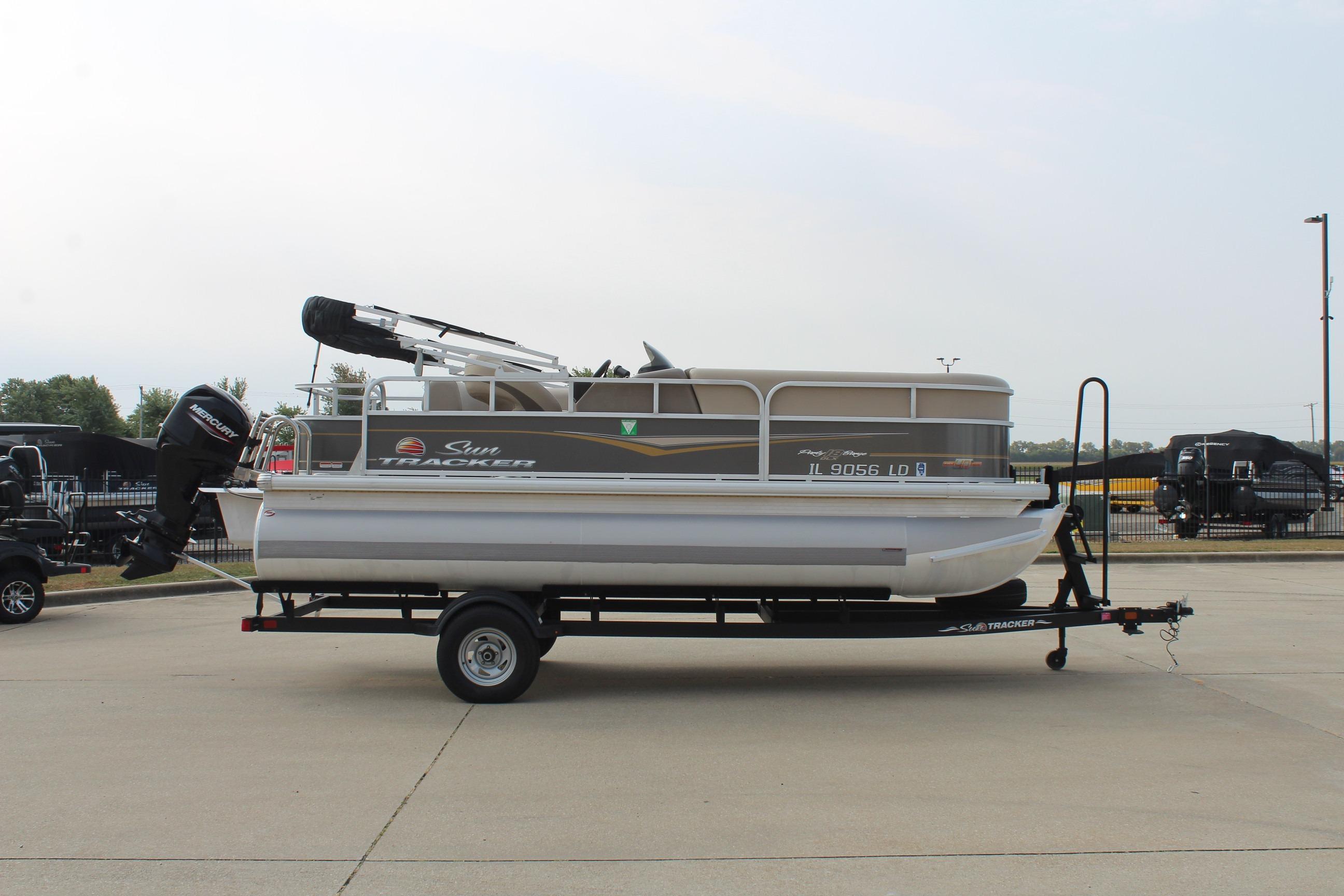 2023 Sun Tracker Party Barge 18 DLX