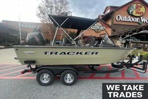 Tracker Targa V-19 Combo 2026 Tracker Targa V-19 Combo boat on trailer outside Bass Pro Shops, with trade-in offer.
