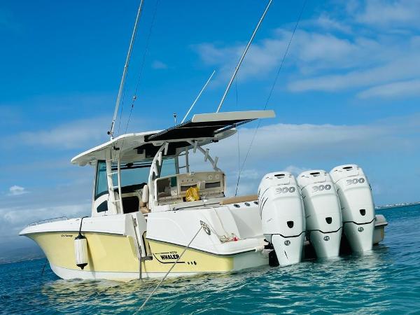 2010 Boston Whaler 370 Outrage