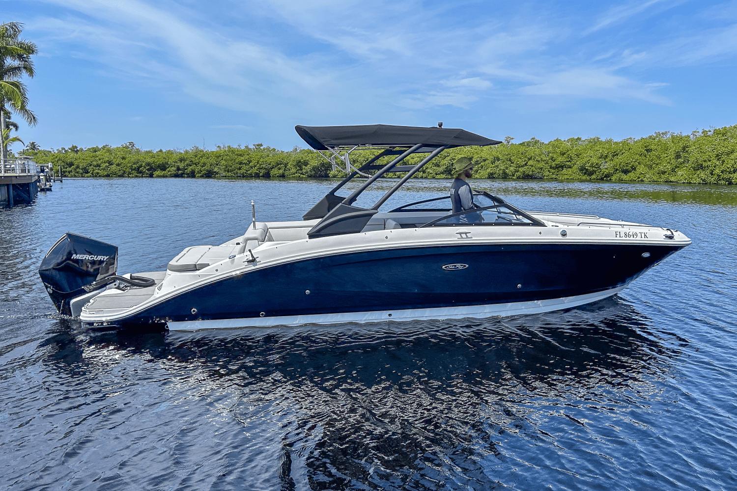 2023 Sea Ray 270 SDX Outboard